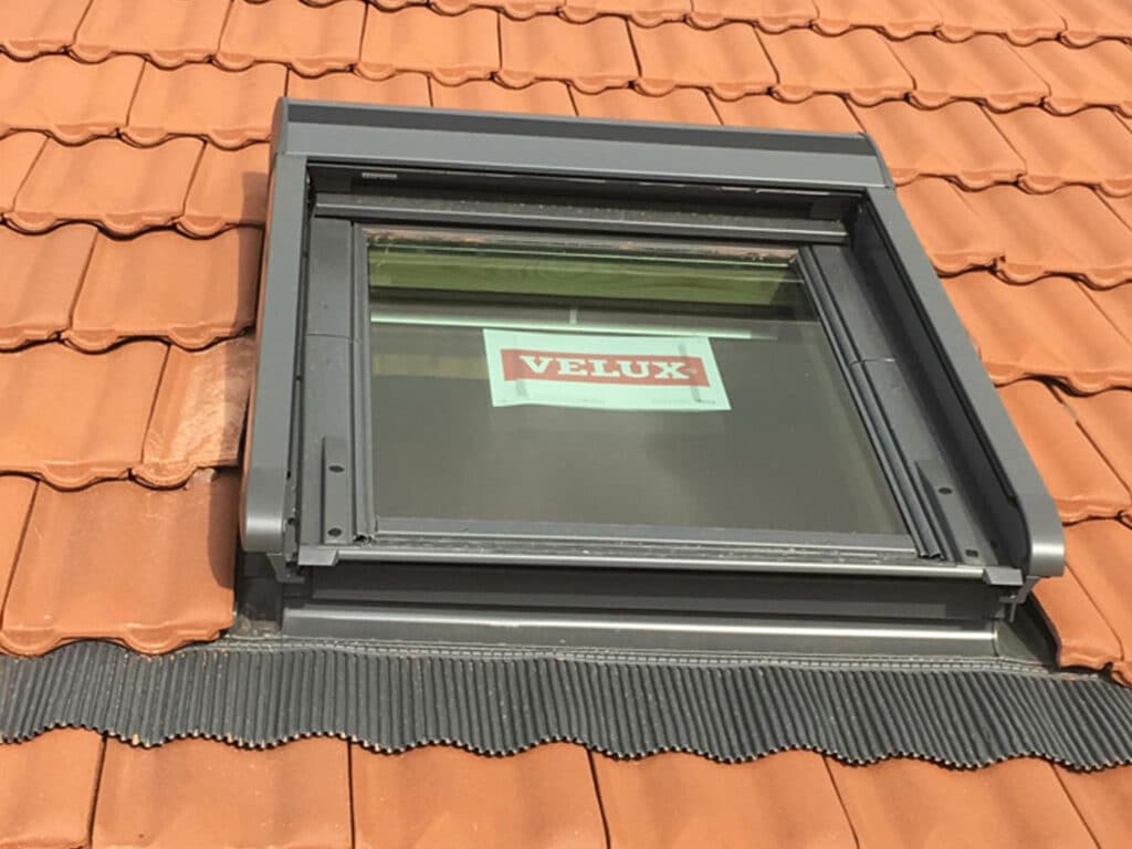 zinguerie fenêtre de toit velux Lyon couvreur Naveri Père et fils